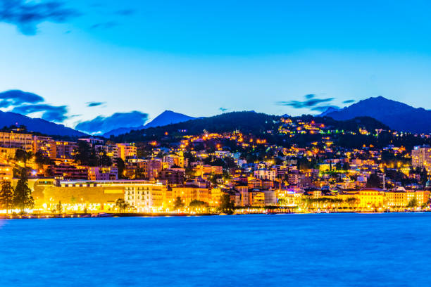 sonnenuntergang blick auf die altstadt von lugano mit blick auf den luganer see in der schweiz - 11829 stock-fotos und bilder