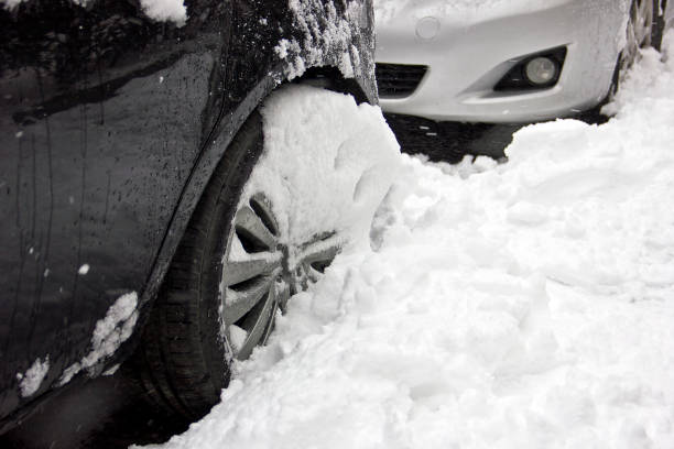 istock Cars under the snow 1138916617