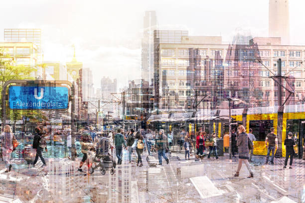 толпа анонимных людей, идущих по оживленной городской улице - абстрактный городской пейзаж - - financial district audio стоковые фото и изображения