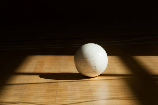 volley-ball sur le parquet avec le fond noir - shallow depth of focus photos et images de collection