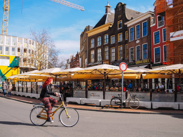 groningen. holandia. jedna osoba jeździ na rowerze w centrum miasta w większości studentów miasta w holandii groningen - downtoun zdjęcia i obrazy z banku zdjęć