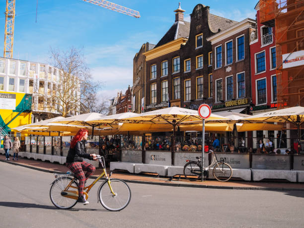 groningen. países baixos. uma pessoa monta uma bicicleta no centro de cidade na maioria de estudantes cidade em países baixos groningen - downtoun - fotografias e filmes do acervo