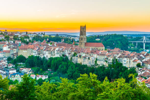 вид на закат над горизонтом фрибурга, швейцария - fribourg canton built structure switzerland architectural styles стоковые фото и изображения