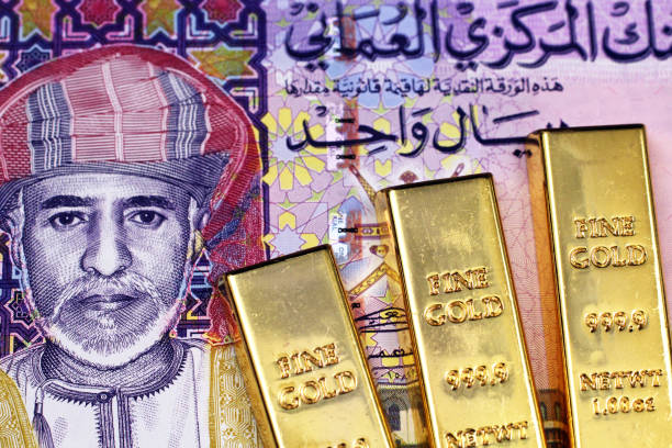 оманский один риал к сведению с тремя золотыми слитками - out numbered стоковые фото и изображения