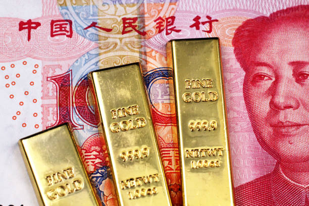 trzy małe sztabki złota z czerwonym banknotem 100 juanów chińskich z bliska - out numbered zdjęcia i obrazy z banku zdjęć