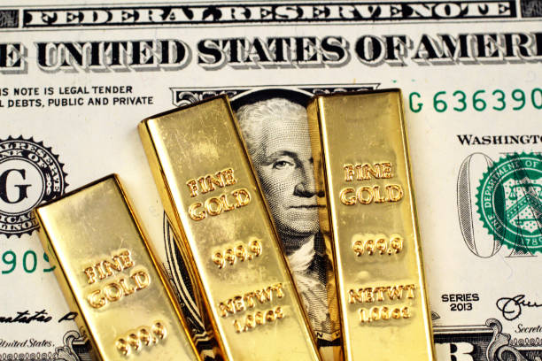 amerykański banknot jednodolarowy z trzema małymi sztabkami złota - out numbered zdjęcia i obrazy z banku zdjęć
