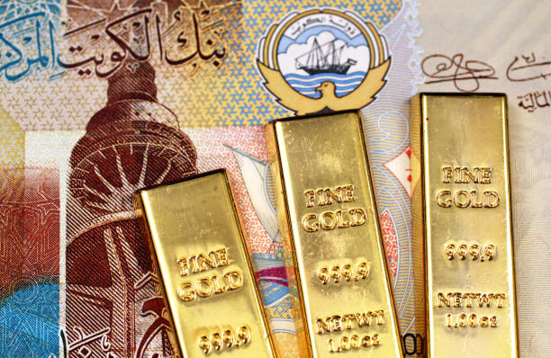кувейтский квартал динар банкнота с тремя золотыми слитками в макро - out numbered стоковые фото и изображения