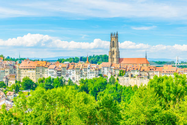 башня собора святого николая, стоящая над горизонтом фрибурга, швейцария - fribourg canton built structure switzerland architectural styles стоковые фото и изображения