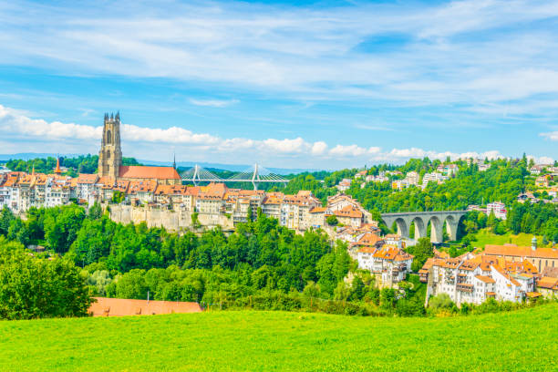 башня собора святого николая, стоящая над горизонтом фрибурга, швейцария - fribourg canton built structure switzerland architectural styles стоковые фото и изображения