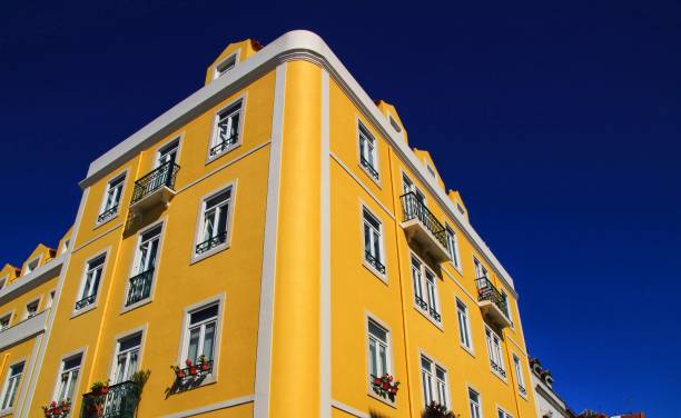 las viejas casas y calles coloridas de lisboa - roof tile vacations urban scene outdoors fotografías e imágenes de stock