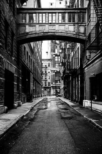 нью-йорк - аллея в районе трибека - street alley dark city стоковые фото и изображе�ния