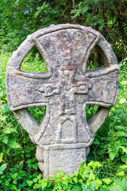 불가리아 산의 고 대 돌 십자가, 사진 닫기 - cemetery monastery cross tomb 뉴스 사진 이미지