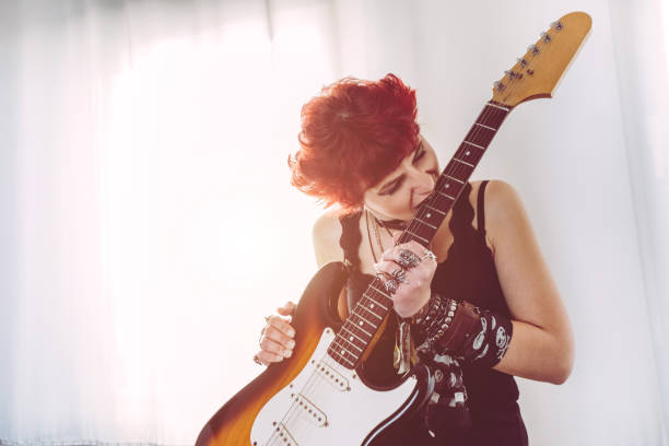 gryzienie gitary - punk teenage girls women modern rock zdjęcia i obrazy z banku zdjęć