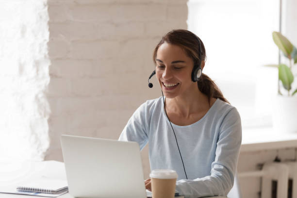 hermosa mujer sonriente hombre que trabaja en auriculares en la oficina - cyberspace technology service people fotograf�ías e imágenes de stock