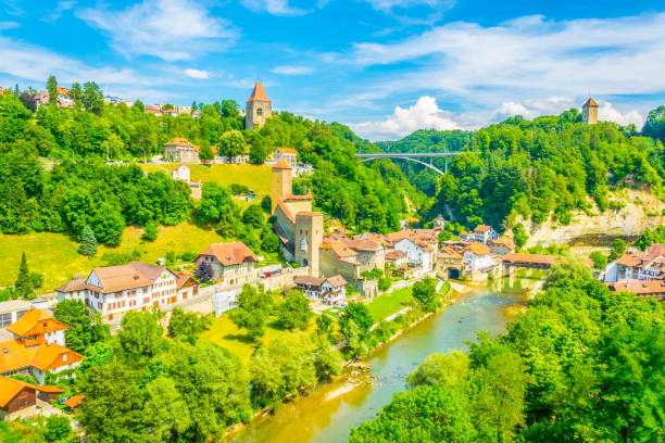 o vale do rio de sarine com pont de berne cobriu a ponte em fribourg, switzerland - berne berne canton roof cityscape - fotografias e filmes do acervo