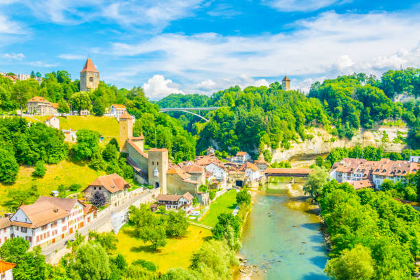 valle del río sarine con puente cubierto pont de berne en friburgo, suiza - berne berne canton roof cityscape fotografías e imágenes de stock