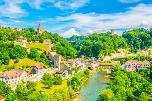 o vale do rio de sarine com pont de berne cobriu a ponte em fribourg, switzerland - berne berne canton roof cityscape - fotografias e filmes do acervo