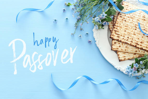 concetto di celebrazione pesah (festa ebraica di pasqua). - matzo table blue horizontal foto e immagini stock