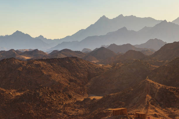 エジプトのアラビア砂漠と山脈紅海の丘の眺め - beautiful horizontal arabia hurghada ストックフォトと画像