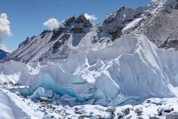 에베레스트 베이스 캠프, 히말라야, 네팔에서 쿰 부 빙하를 닫습니다. - snow mountain tibet sky 뉴스 사진 이미지