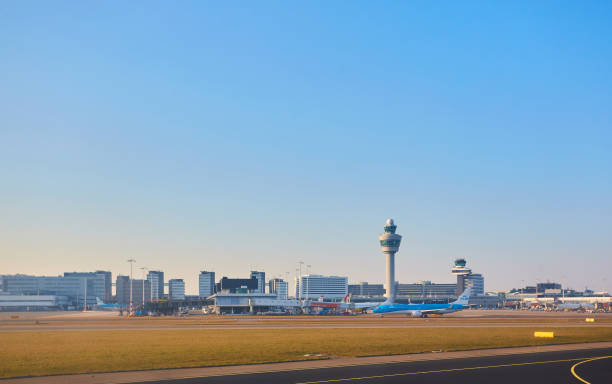 amsterdam airport schiphol in nederland. schiphol is de belangrijkste internationale luchthaven van nederland, gelegen ten zuidwesten van amsterdam. - schiphol stockfoto's en -beelden