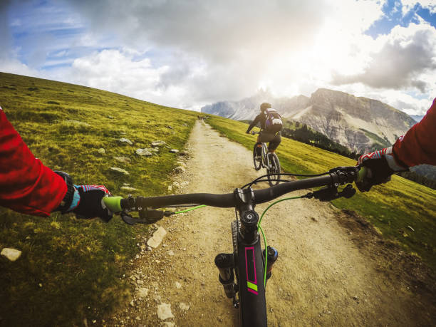 punto de vista pov bicicleta de montaña en los dolomitas - alto adige summer travel destinations vacations fotografías e imágenes de stock