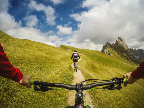 standpunkt pov mountainbike auf den dolomiten - bicycle sport cyclist mountain stock-fotos und bilder