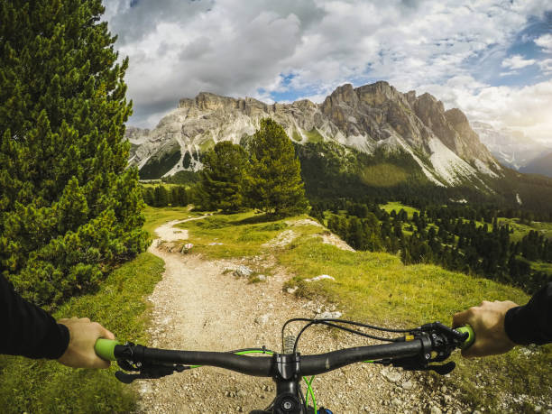 standpunkt pov mountainbike auf den dolomiten - recreational pursuit mountain biking nature outdoors stock-fotos und bilder