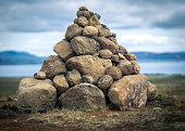 steinpyramide-in-island-nahaufnahme-mit-bokeh.jpg?b=1&s=170x170&k=20&c=D3BTkEdD80PLDRYgmcLjo7MV5br3Uye-iP09dmckC_8=