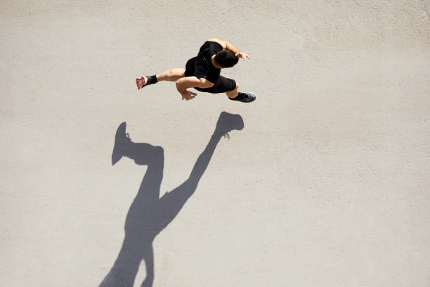 sprinter visto desde arriba con espacio de sombra y copia. - running fotografías e imágenes de stock