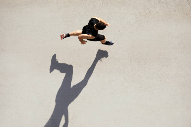 sprinter vu d’en haut avec l’ombre et l’espace de copie. - athlete running sport jogging photos et images de collection