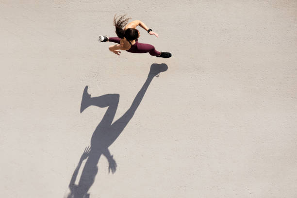 velocista visto dall'alto con ombra e spazio di copia. - atleta di atletica leggera foto e immagini stock