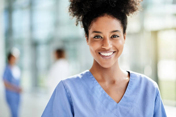 estar en esta profesión me da un gran propósito - female nurse fotografías e imágenes de stock