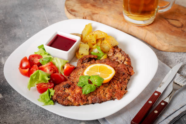 ウィーンのシュニッツェルサラダ添え - veal cutlet food german culture ストックフォトと画像