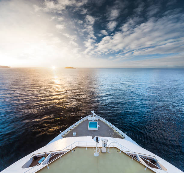 den sonnenaufgang auf dem kreuzfahrtschiff beobachten - boat deck stock-fotos und bilder