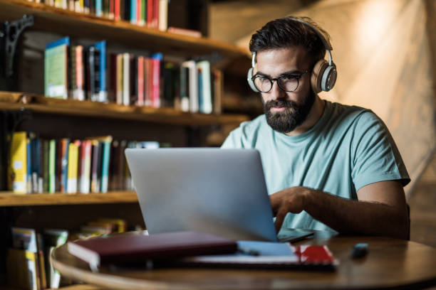 estudante universitário que faz a pesquisa. - working man audio - fotografias e filmes do acervo