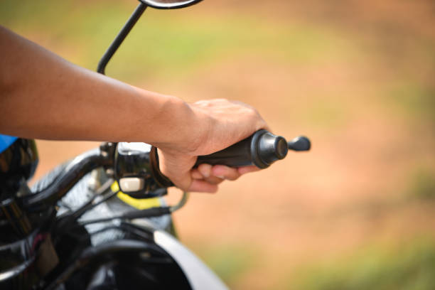 motocicleta da mão/motociclista que conduz passeios da motocicleta - throttle - fotografias e filmes do acervo