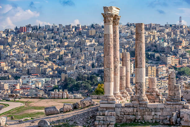 rovine del tempio di ercole sulla cima della montagna della cittadella di amman con vista sull'antica città mediorientale - temple of heracles foto e immagini stock