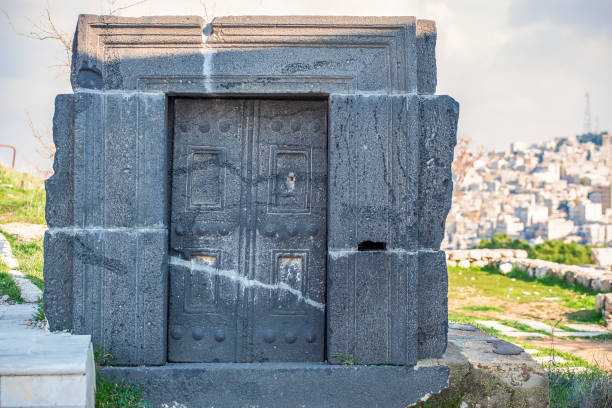 elementi di architettura antica alle rovine del tempio di ercole sulla cima della montagna della cittadella di amman - temple of heracles foto e immagini stock