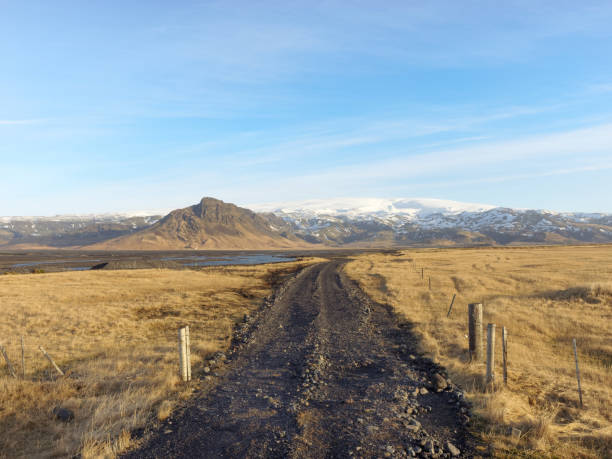 camino de tierra al río Klifandi y al glaciar Myrdalsjokull, al sur de Islandia en invierno - foto de stock