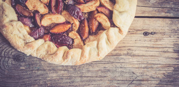 pie in summer: plum cake on rustic wooden table - gourmet pastry bread horizontal imagens e fotografias de stock