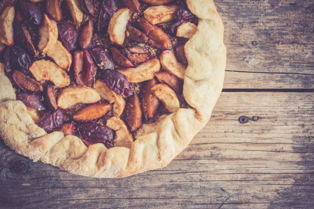 pie in summer: plum cake on rustic wooden table - gourmet pastry bread horizontal imagens e fotografias de stock