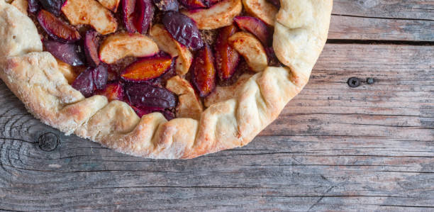 pie in summer: plum cake on rustic wooden table - gourmet pastry bread horizontal imagens e fotografias de stock