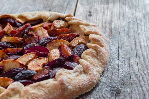 pie in summer: plum cake on rustic wooden table - gourmet pastry bread horizontal imagens e fotografias de stock