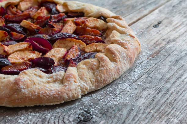 pie in summer: plum cake on rustic wooden table - gourmet pastry bread horizontal imagens e fotografias de stock