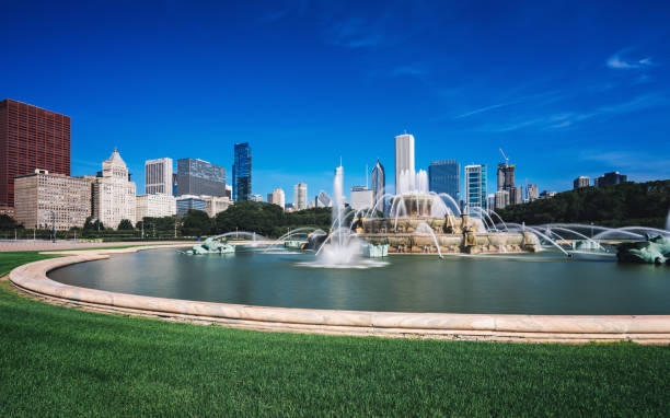 istock Buckingham Fountain and Skyline 1139081287