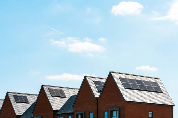 밝은 화창한 날 영국 영국의 새로운 주택 지붕에 태양 전지 패널 - residential district housing development house uk 뉴스 사진 이미지