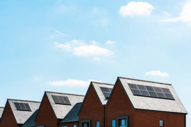 solar panels on roof of new houses in england uk on bright sunny day solar panels on roof of new houses in england uk on bright sunny day. rooftop solar stock pictures, royalty-free photos & images
