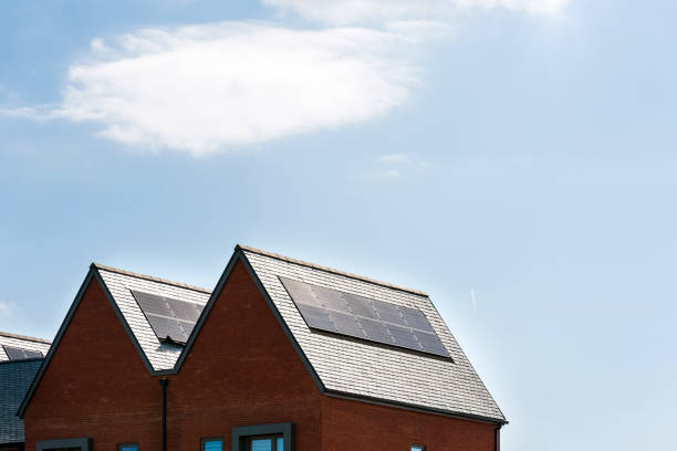 panneaux solaires sur le toit de nouvelles maisons en angleterre au royaume-uni le jour ensoleillé lumineux - house residential structure uk contemporary photos et images de collection