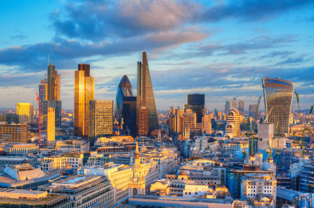 vue surélevée du financial district de londres dans l’après-midi - tower 42 photos et images de collection